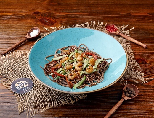 Гречневая wok-лапша с креветкой