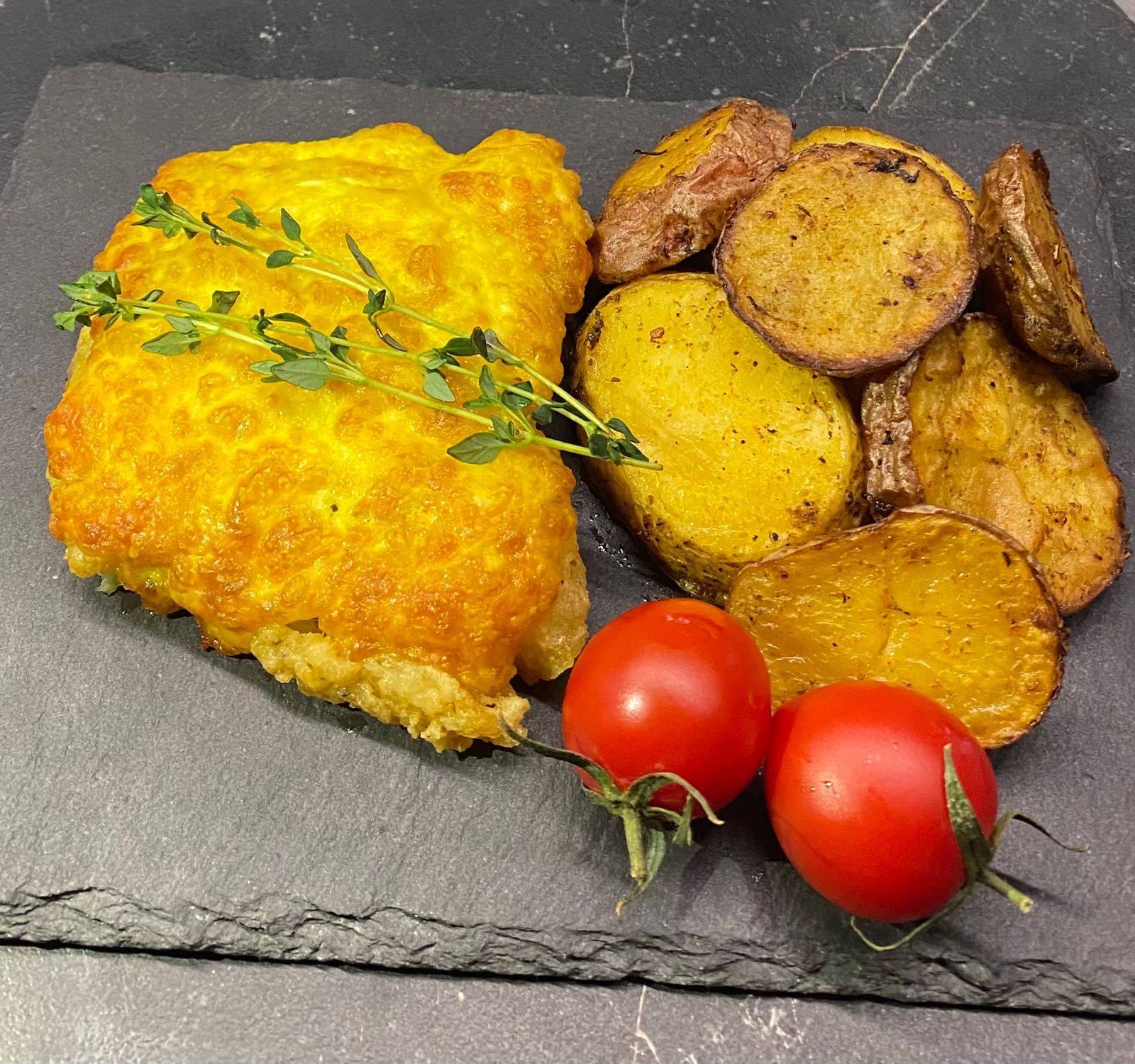 Филе белой рыбы под сыром моцарелла