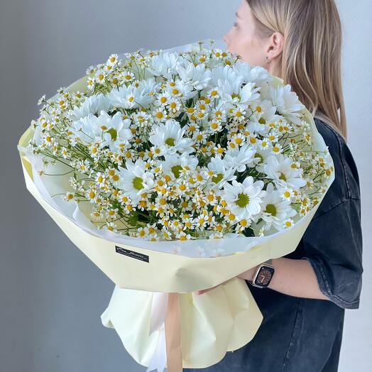 Букет шарик из ромашек и хризантем