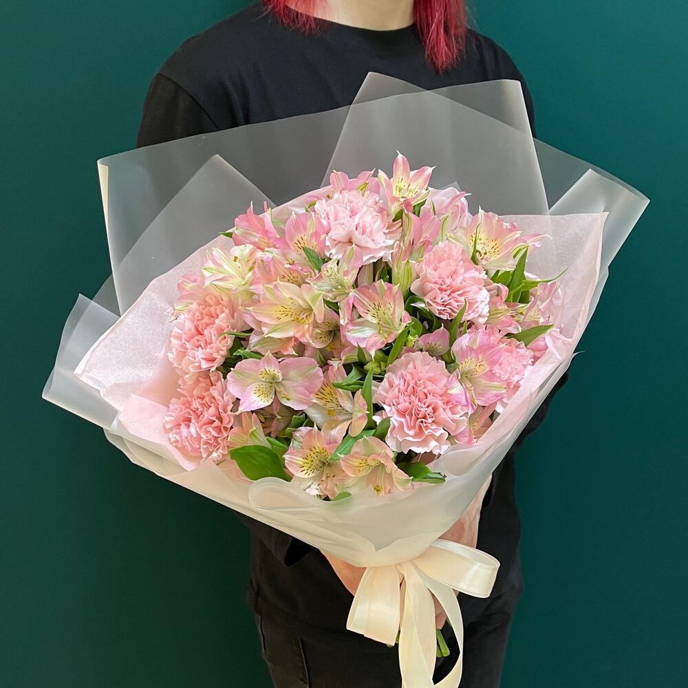 Букет из розовых диантусов и альстрамерий