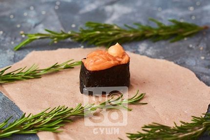 Гункан спайс с лососем