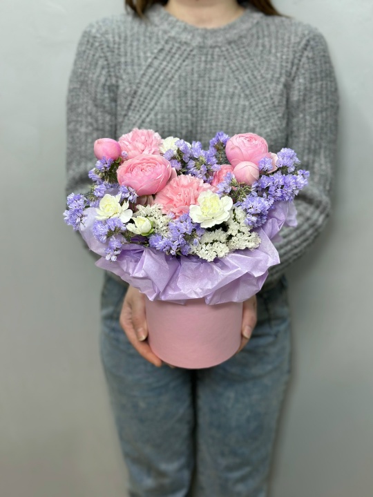 Коробка с пионовидными розами и статицей