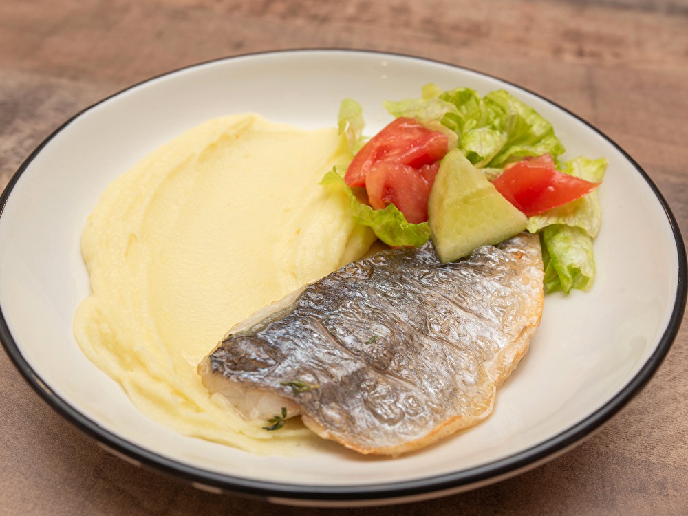 Дорадо на подушке из картофельного пюре