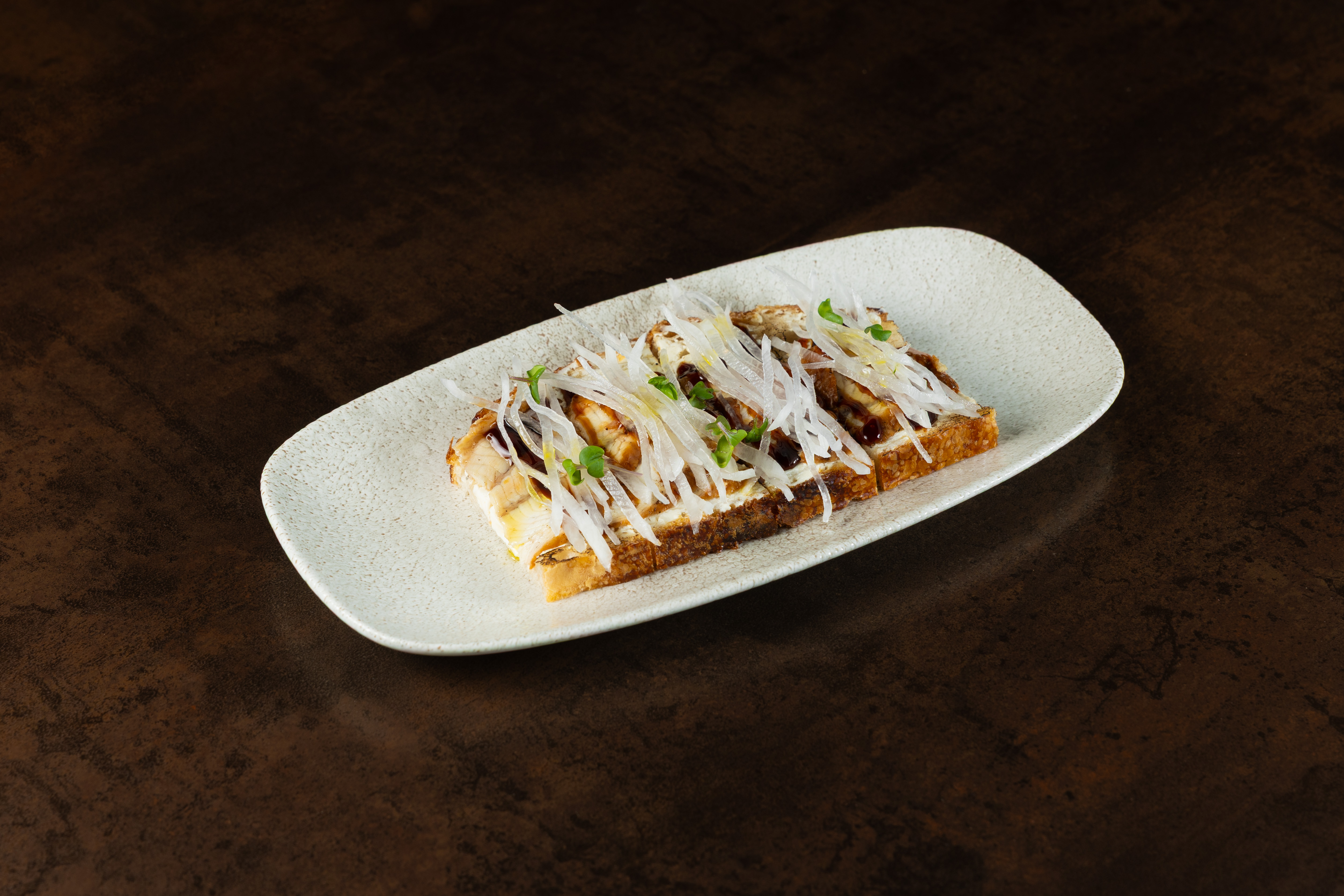 Брускетта с копчёным угрём и трюфельным маслом