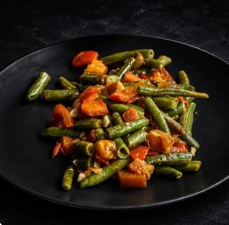 Фасоль стручковая жареная с томатами