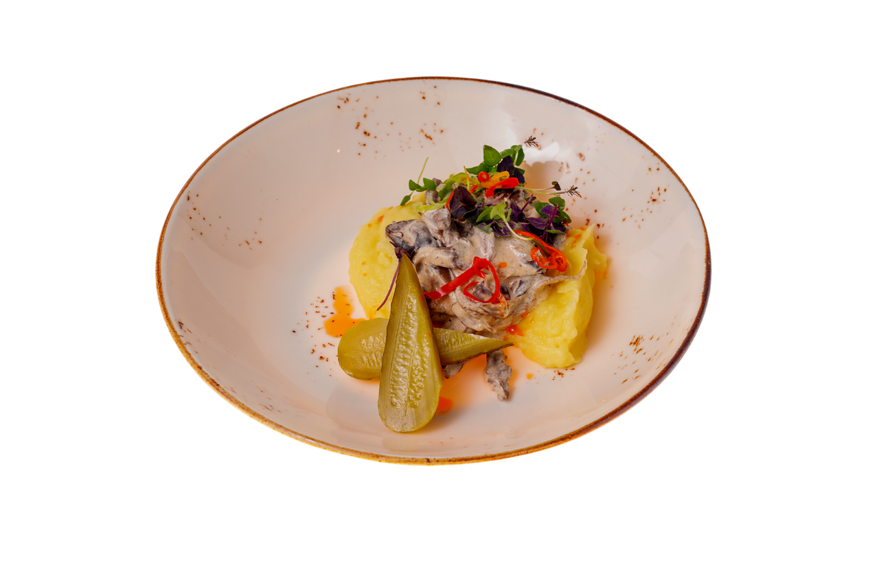 Бефстроганов с грибами, картофельным пюре и солёным огурцом