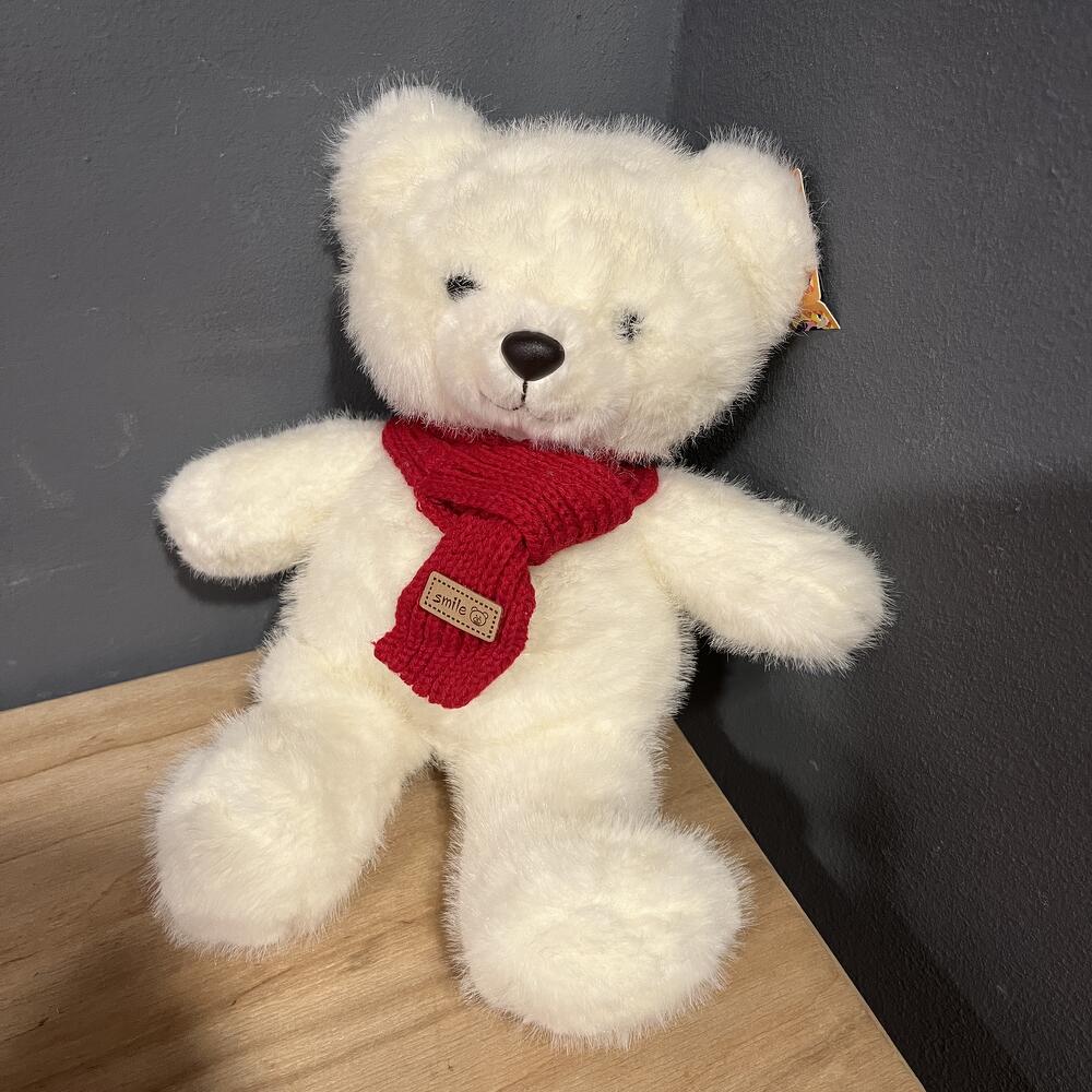 Белый мишка с шарфиком