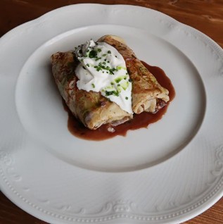 Блины с говяжьей щекой и сметаной