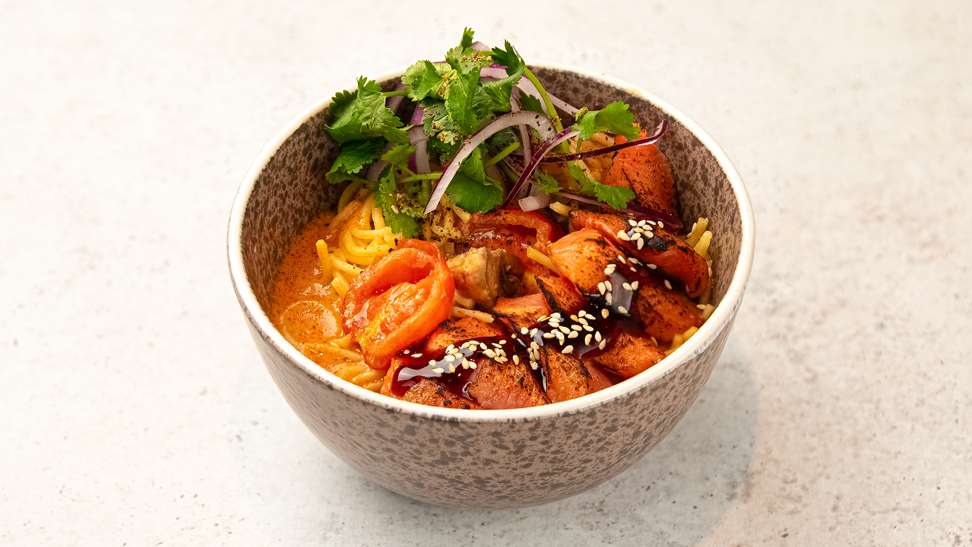 Лапша том ям и форель татаки