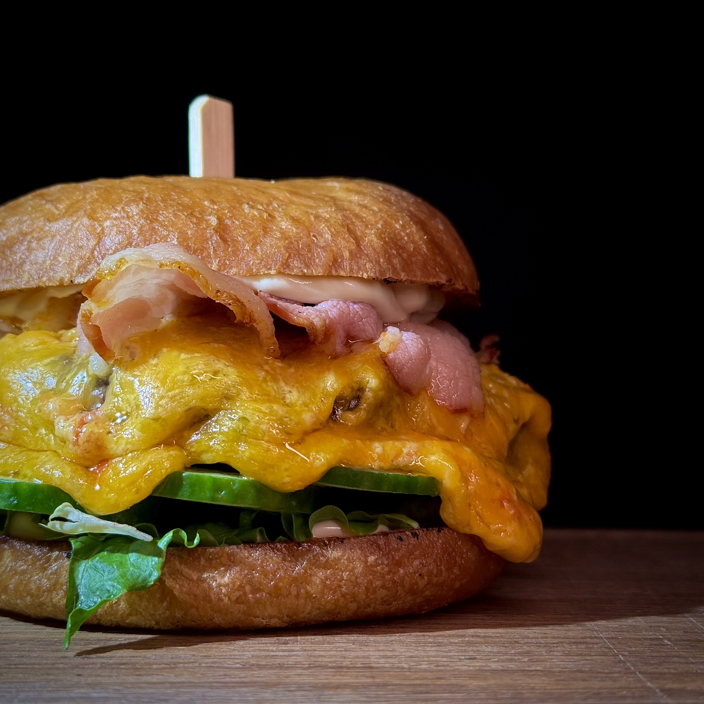 Сырный бургер с трюфельным айоли