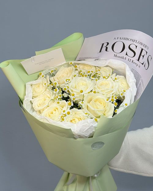 Букет из 11 белых роз и танацетума