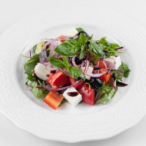 Салат фреско с фетой и маслинами