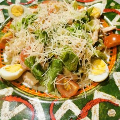 Салат с беконом и курицей