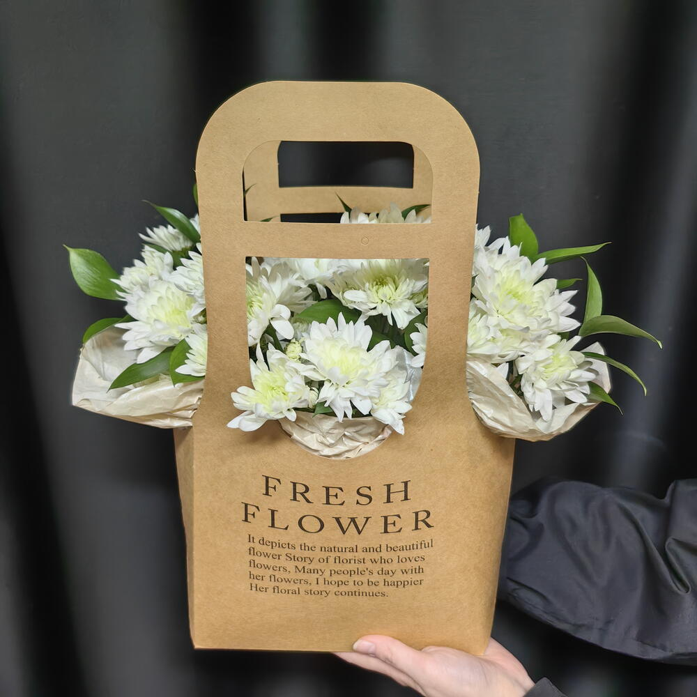 Белая кустовая хризантема в сумочке для мамы (код 423)