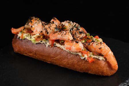 Брускетта с тигровыми креветками