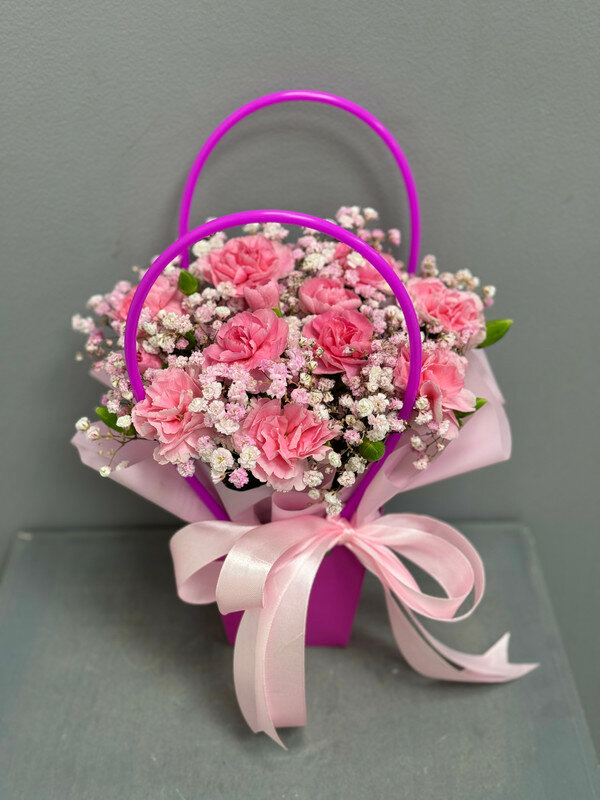 Сумочка из радужной гипсофилы и кустовых диантусов