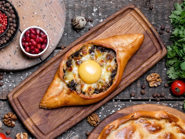 Хачапури лодочка с мясным фаршем и сыром