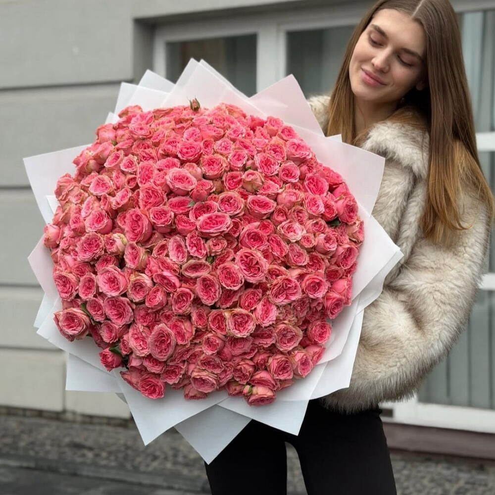 Большой букет кустовых роз нежность