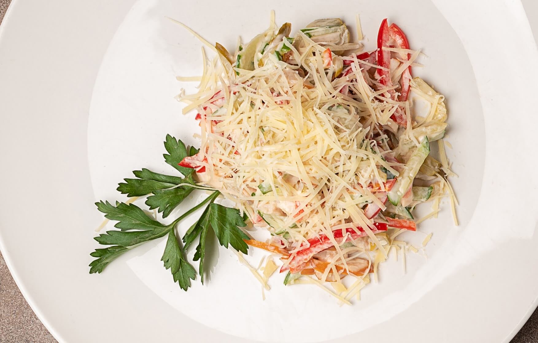 Салат из свежих овощей с копченой курой