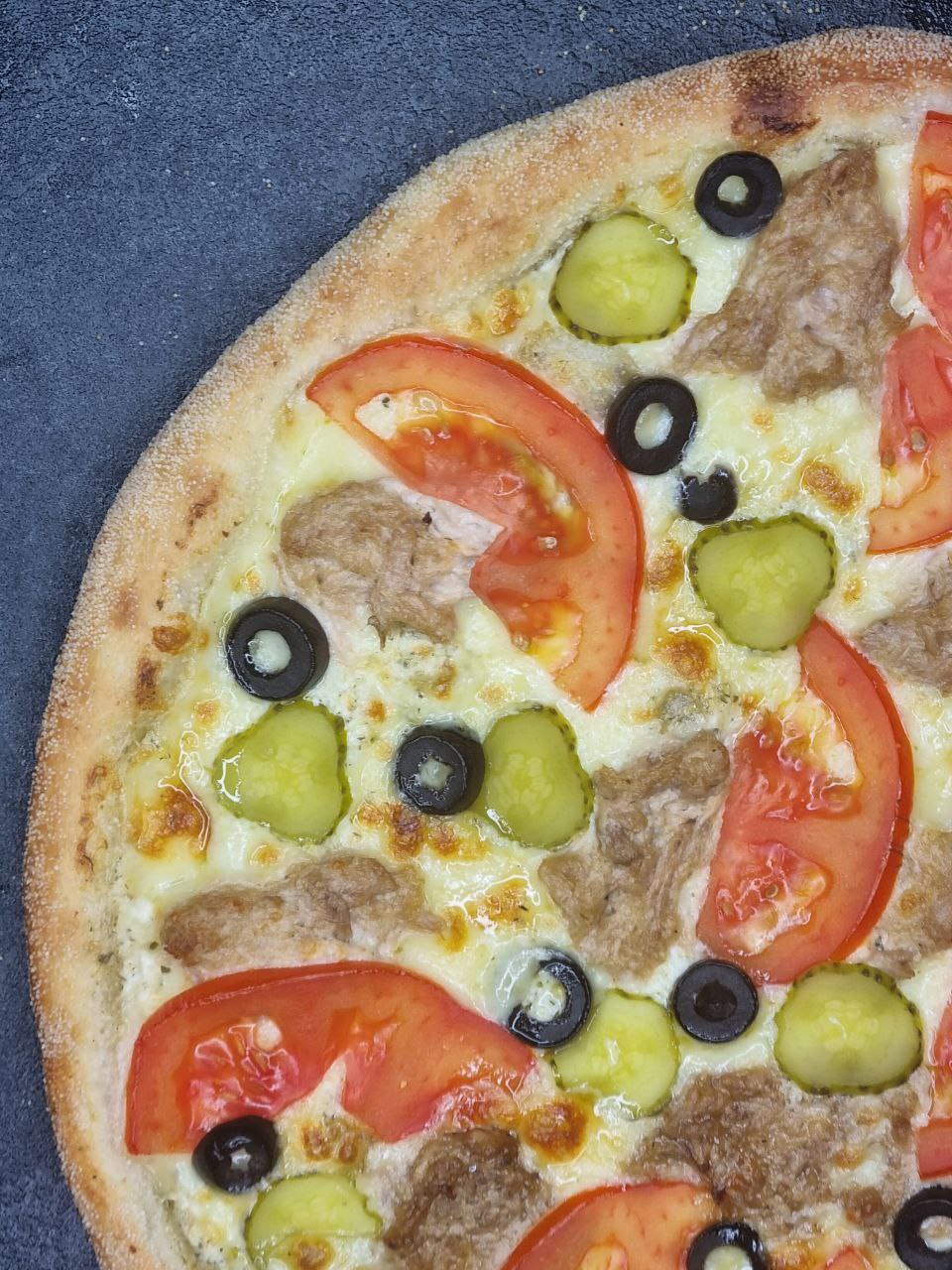 Пицца с тунцом