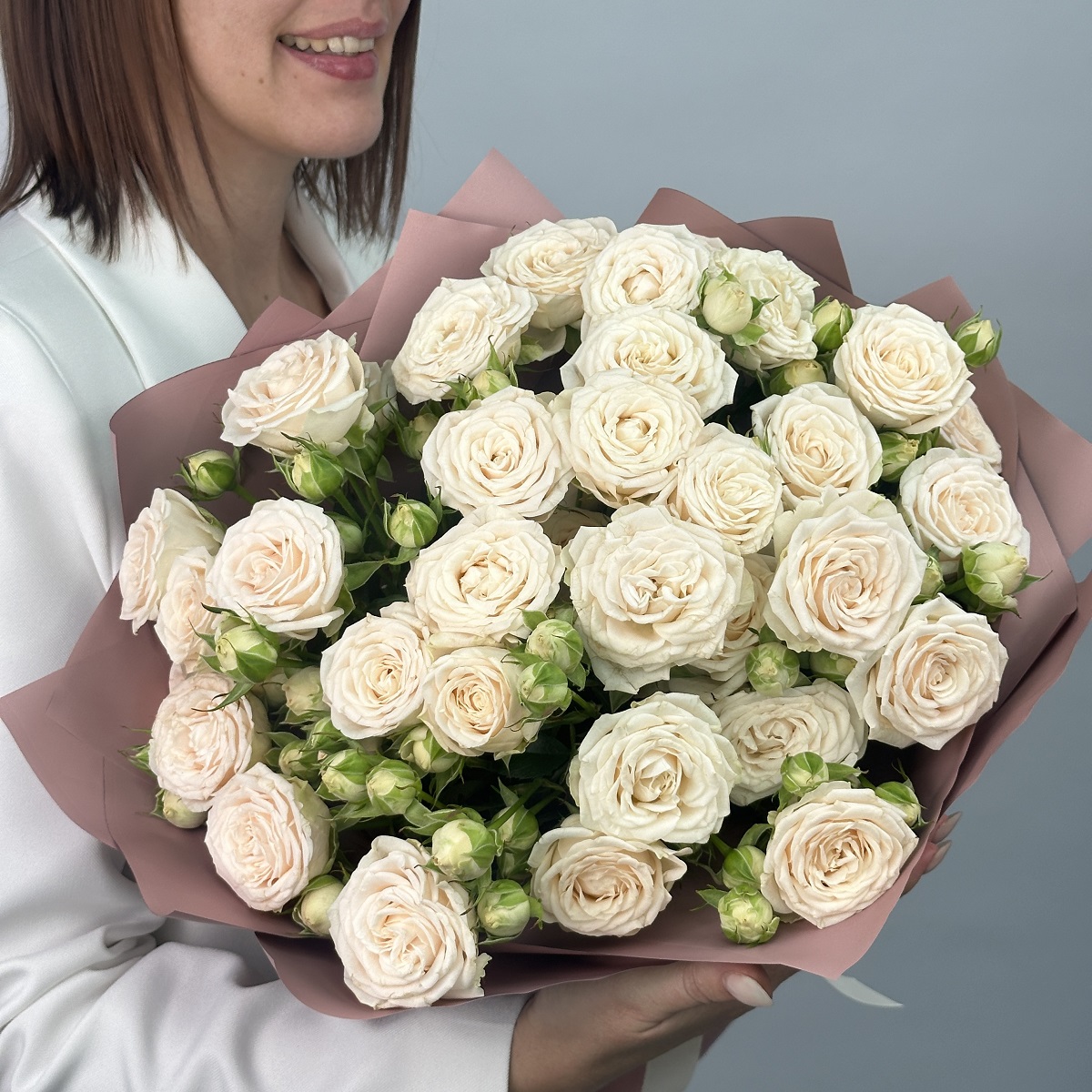 Букет из 7 кремовых кустовых роз