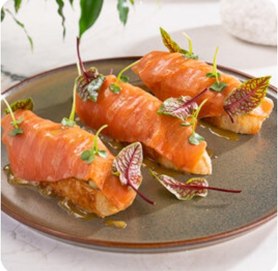 Брускетты с диким лососем и кремом из авокадо