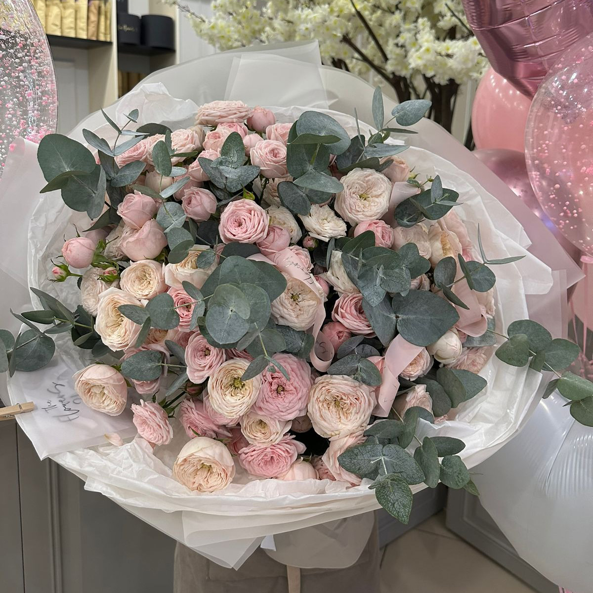 Букет из Пионовидных роз с эвкалиптом