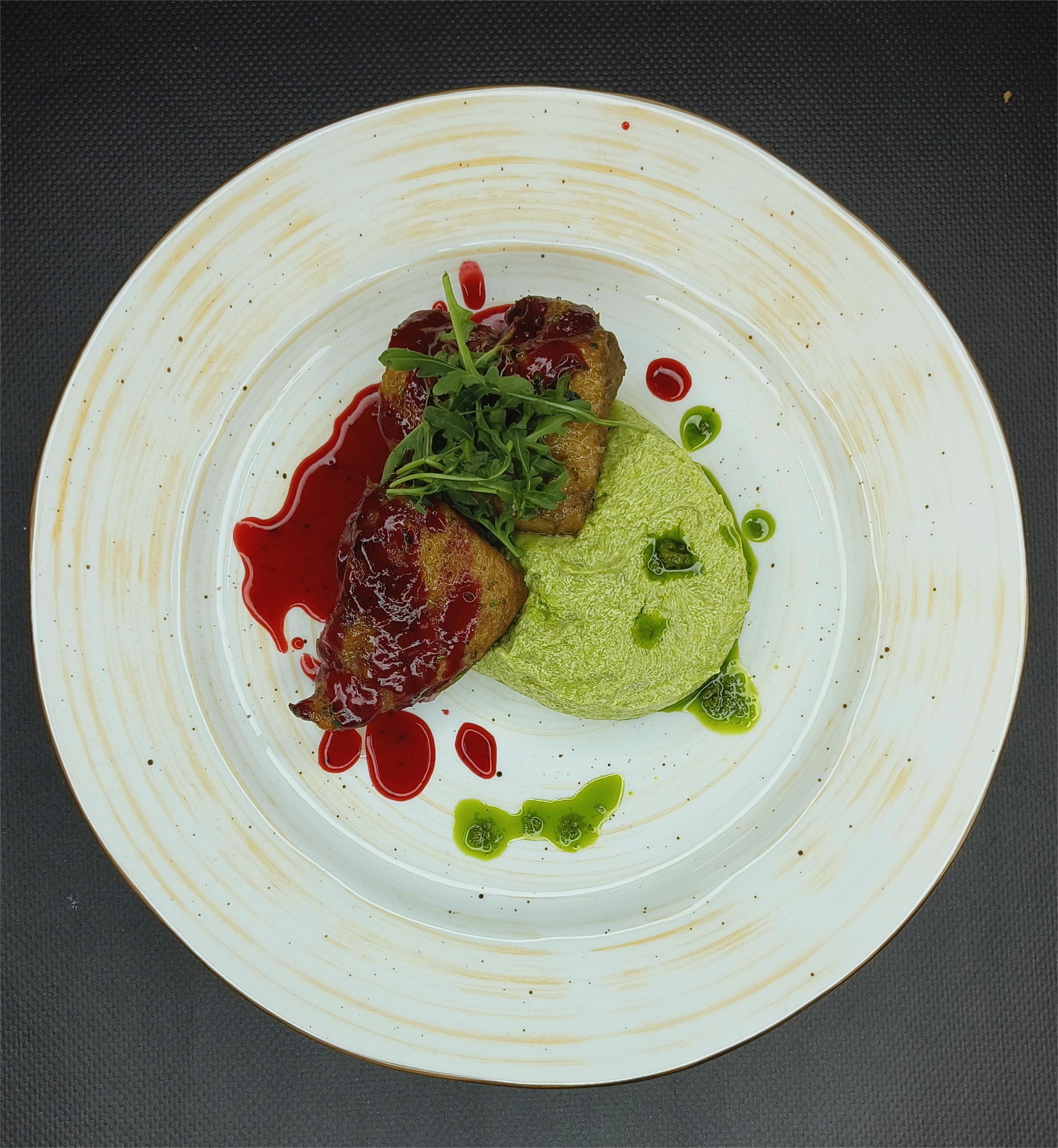 Утиная грудка с пюре из зеленого горошка