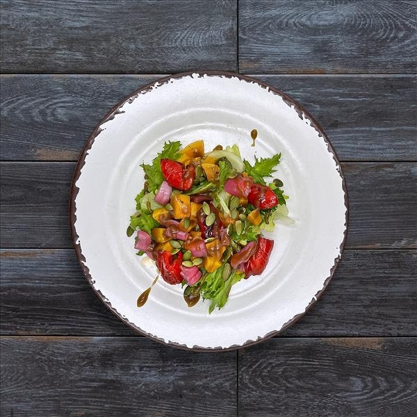 Салат с печеной тыквой и перцем кимчи