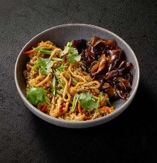 Жареный рис с кальмаром и овощами