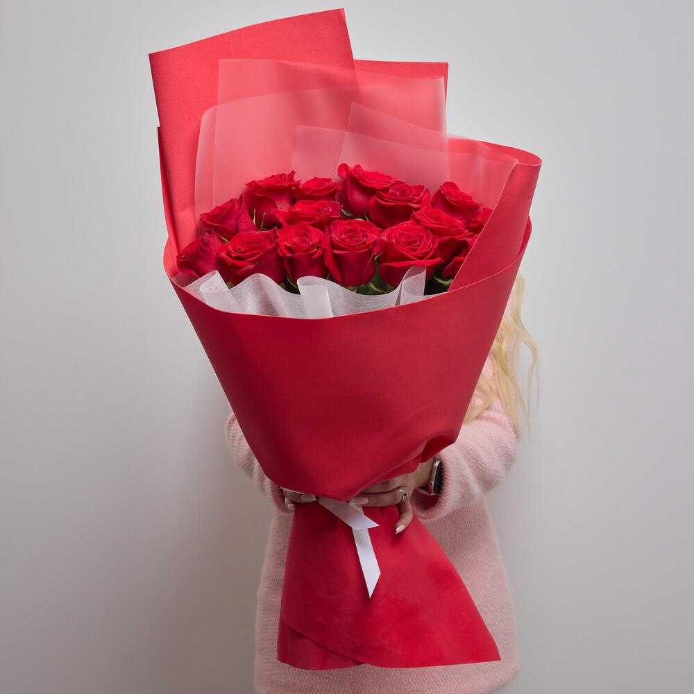 Классический букет из 15 красных роз высокие