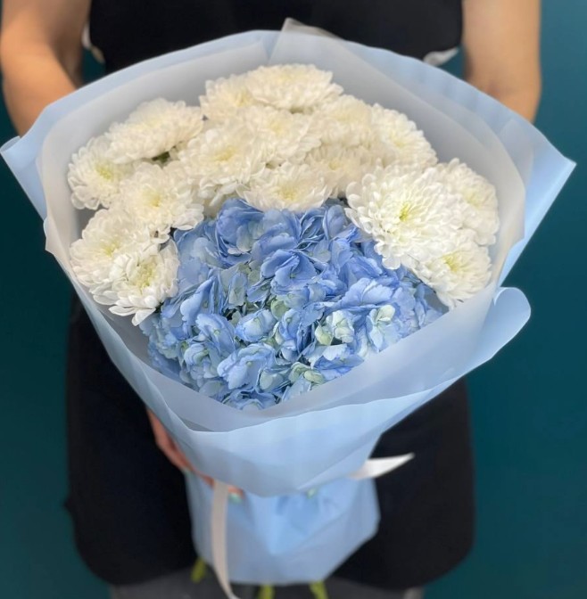 Букет хризантем с гортензией