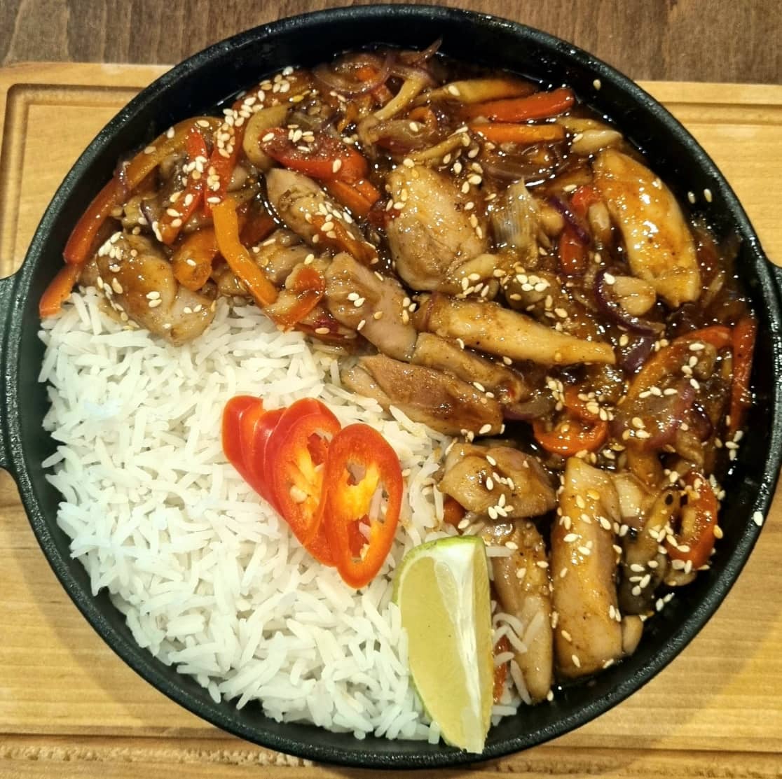 Курица Сычуань на сковороде