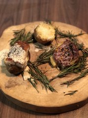Картофель с угрем, говядиной и сыром