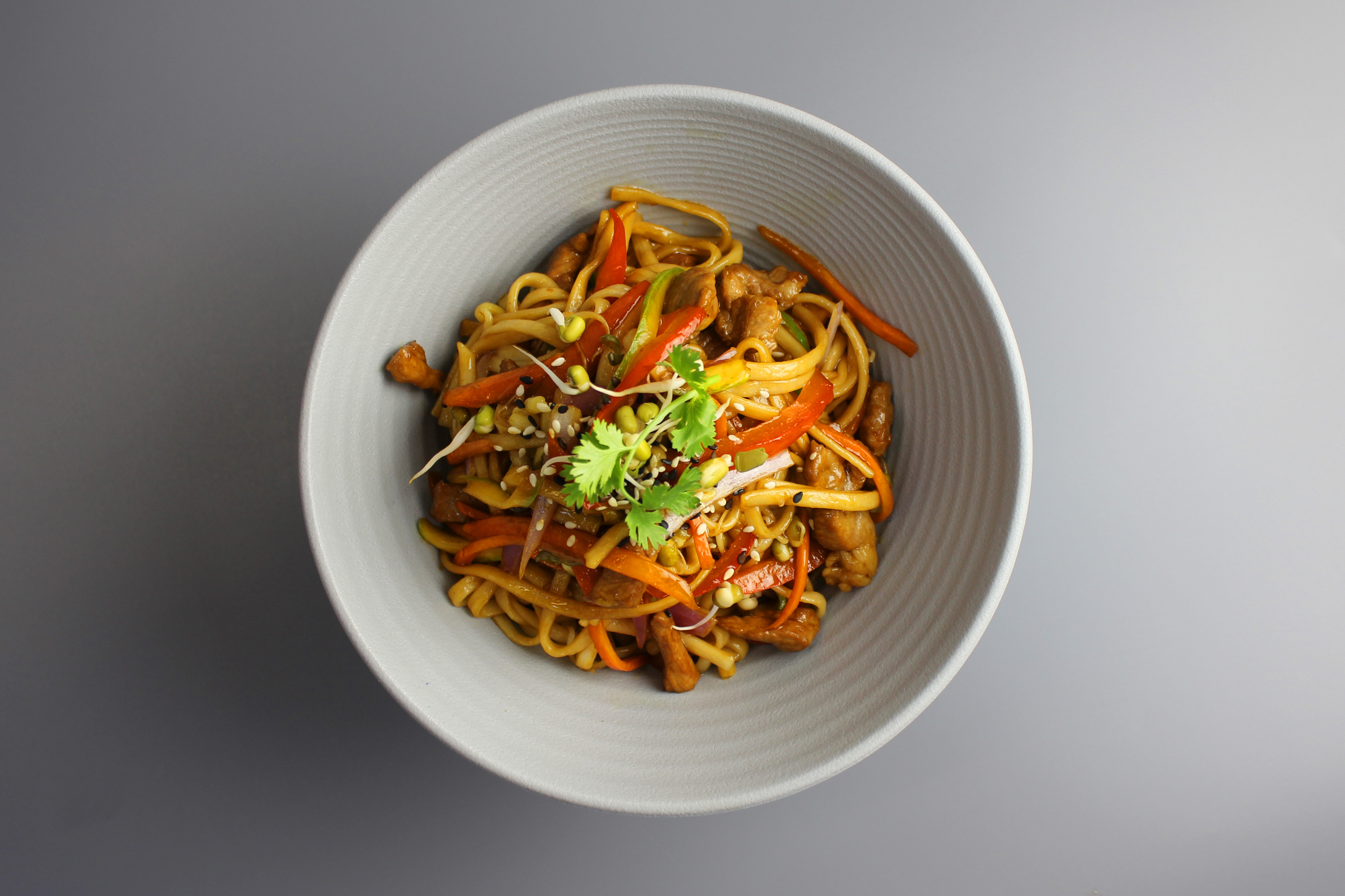 ЛАПША СО СВИНИНОЙ И РОСТКАМИ МАШ