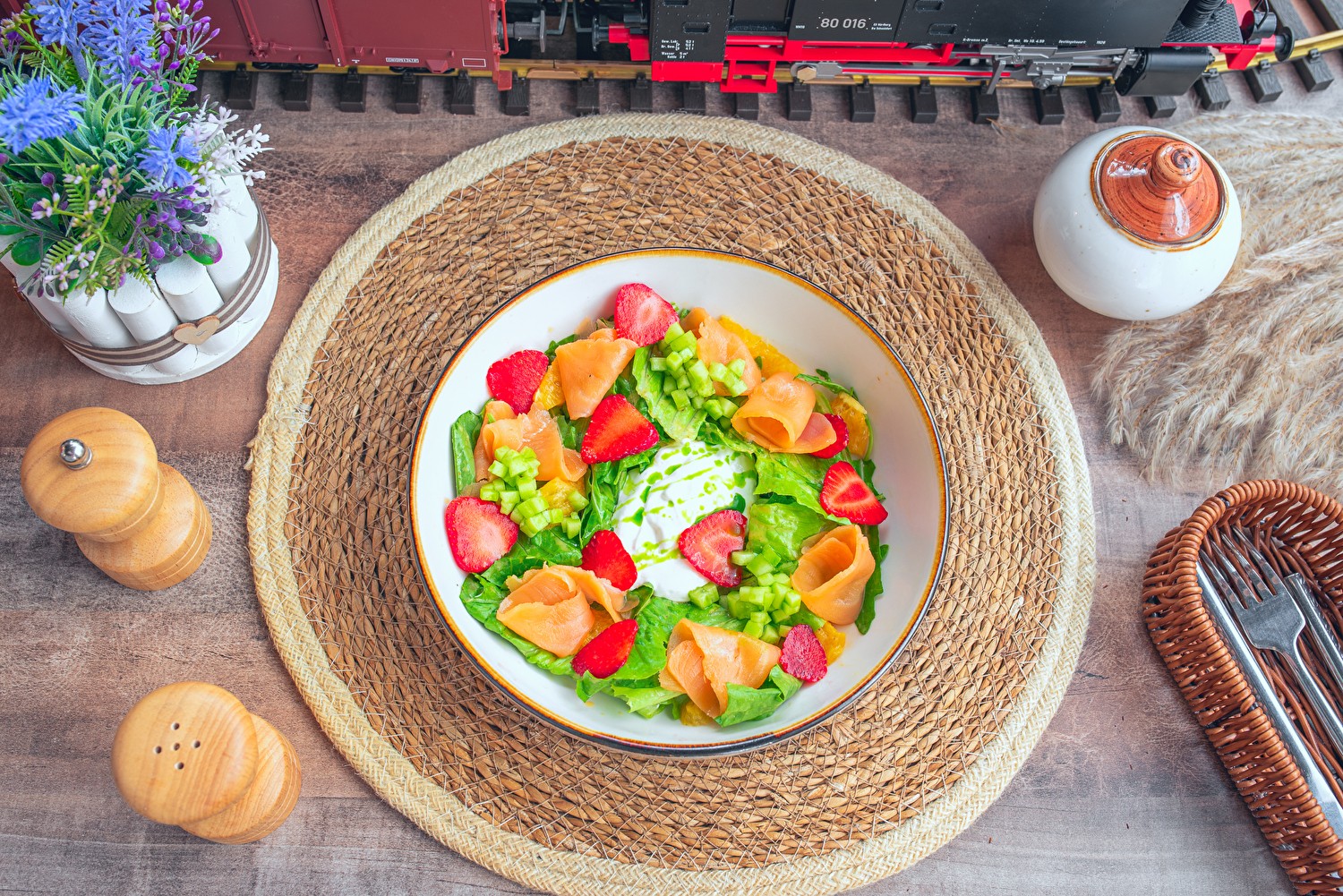 Салат с лососем и страчателлой