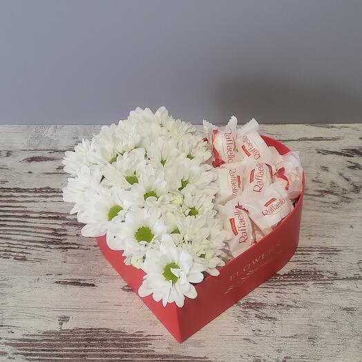 Цвeты и сладости в кoрoбкe