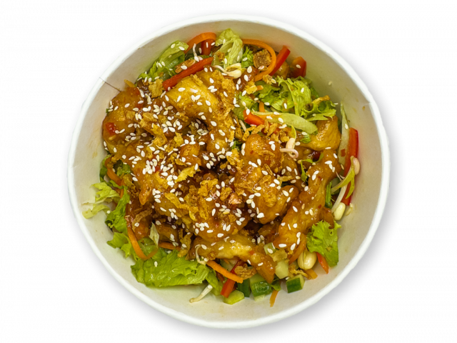 Салат с хрустящей курочкой в соусе свит чили