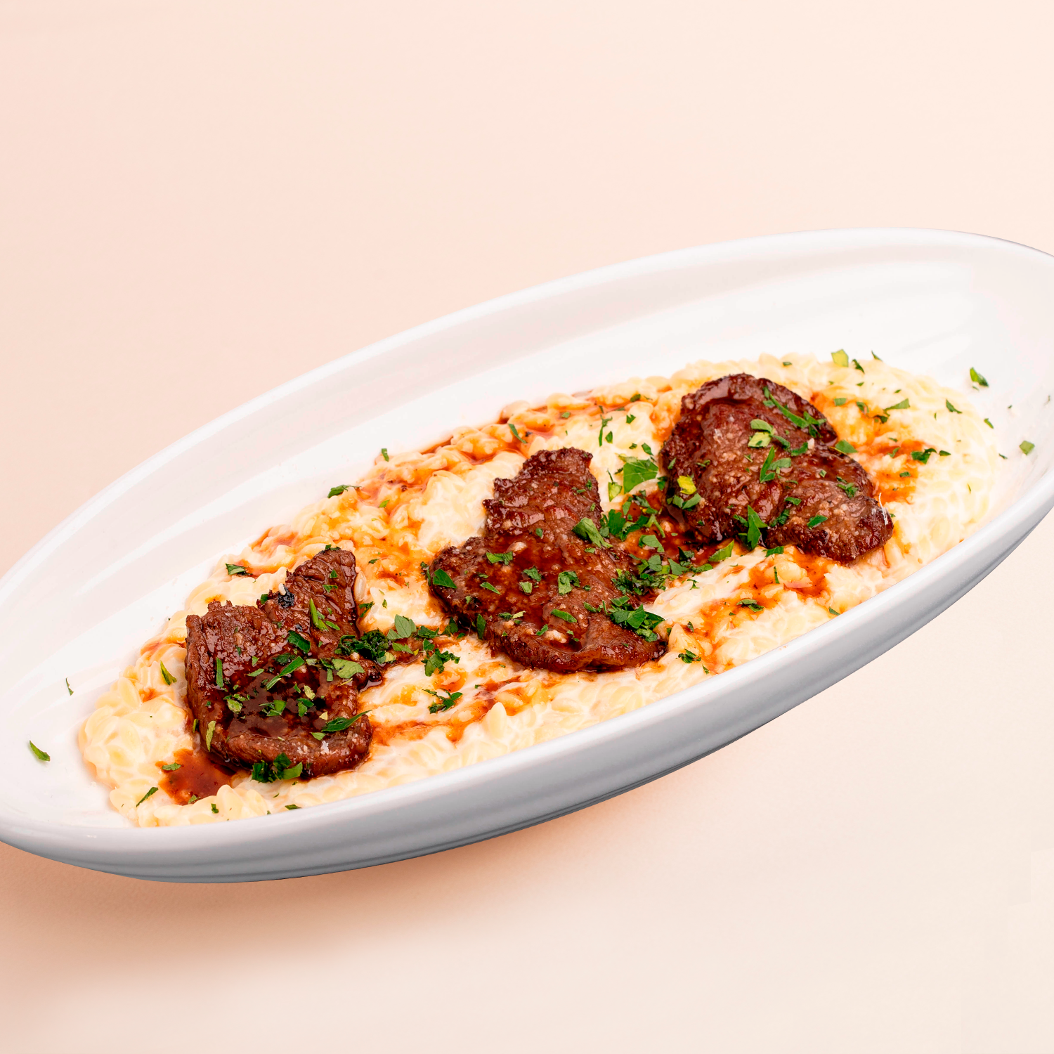 Орзо с вырезкой в соусе пармезан