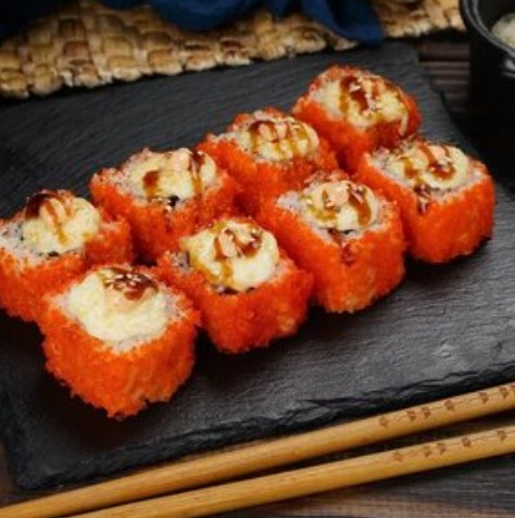 Ролл Сансет со снежным крабом в кунжуте