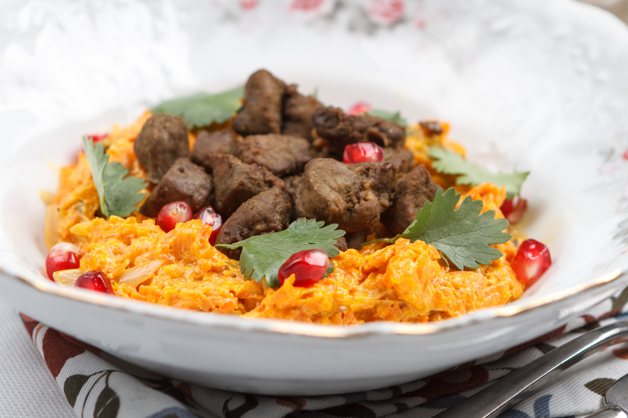 Жареная печень с морковным салатом