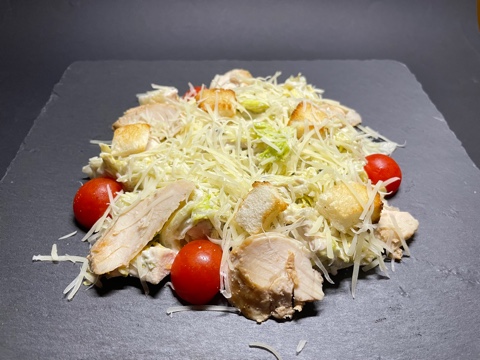 Салат Цезарь с курицей