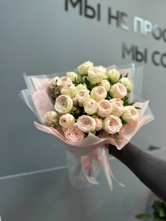 Нежнейший букет кустовых пионовидных роз