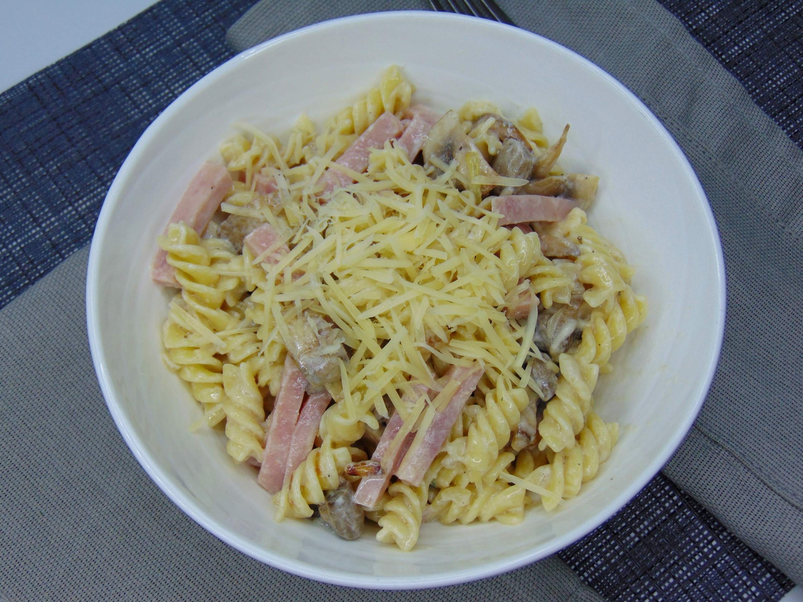 Паста с ветчиной и сыром