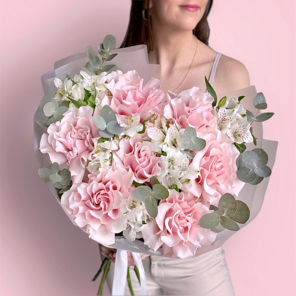 Воздушный нежный букет французская роза, белая альстромерия и эвкалипт