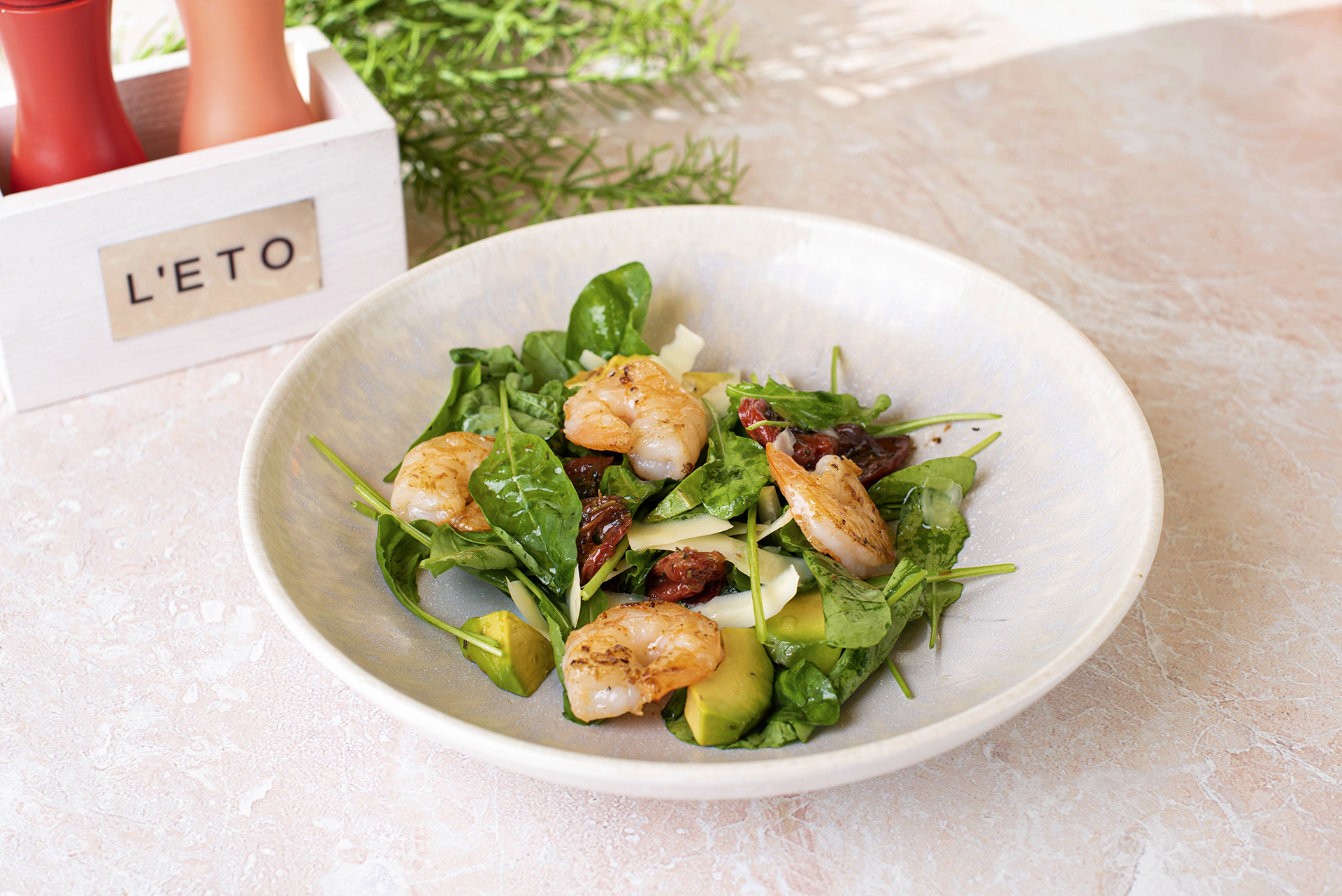 Руккола с креветками и авокадо