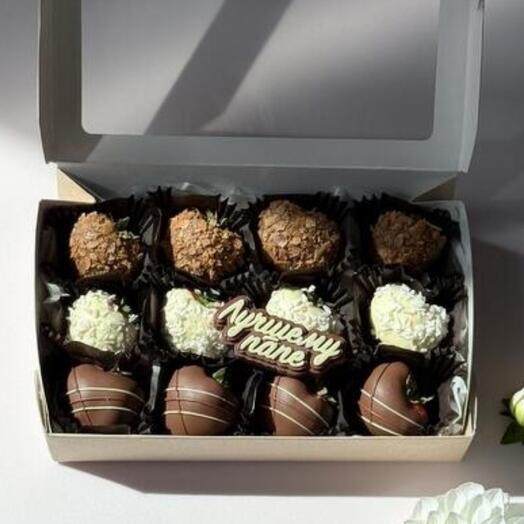 Клубника в шоколаде с надписью "Лучшему папе"