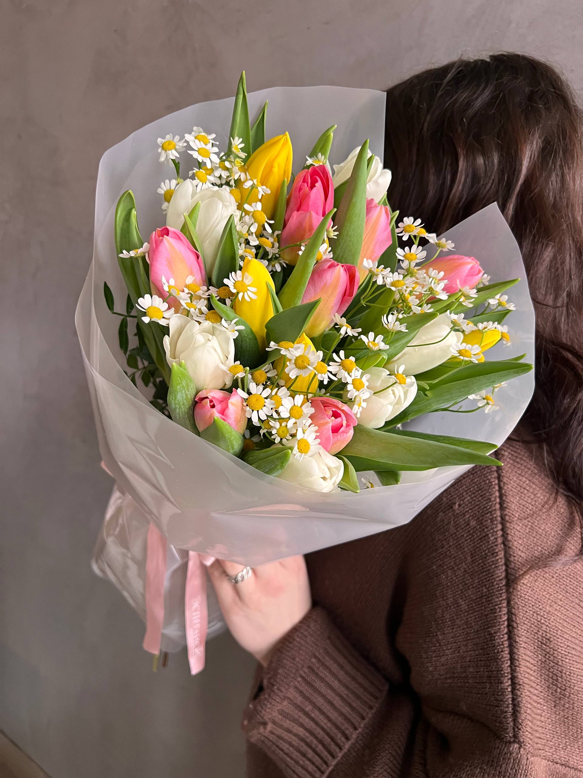 Авторский весенний букет: тюльпаны & матрикария