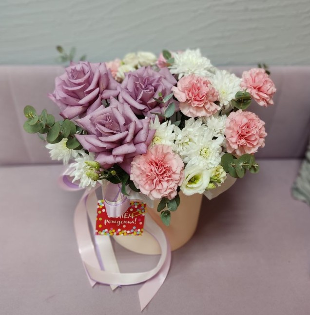 Коробка с французскими розами и диантусами