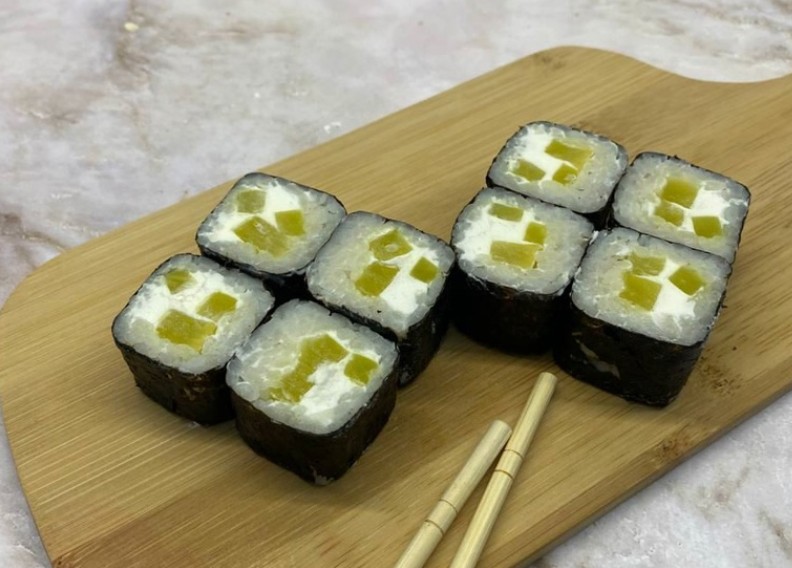 Ролл с дайконом